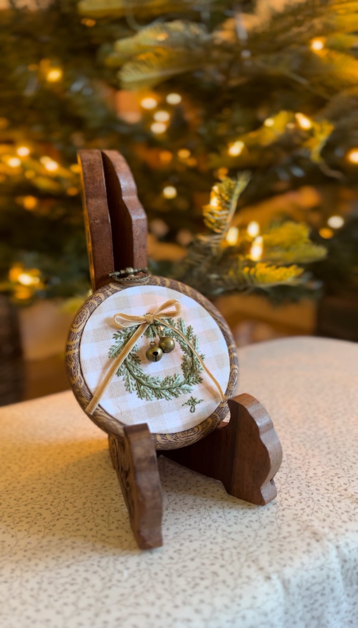 Small Christmas Wreath Embroidery Magnet