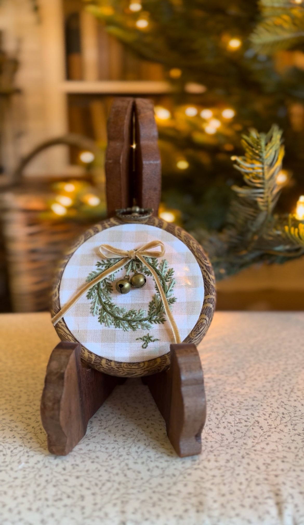 Small Christmas Wreath Embroidery Magnet