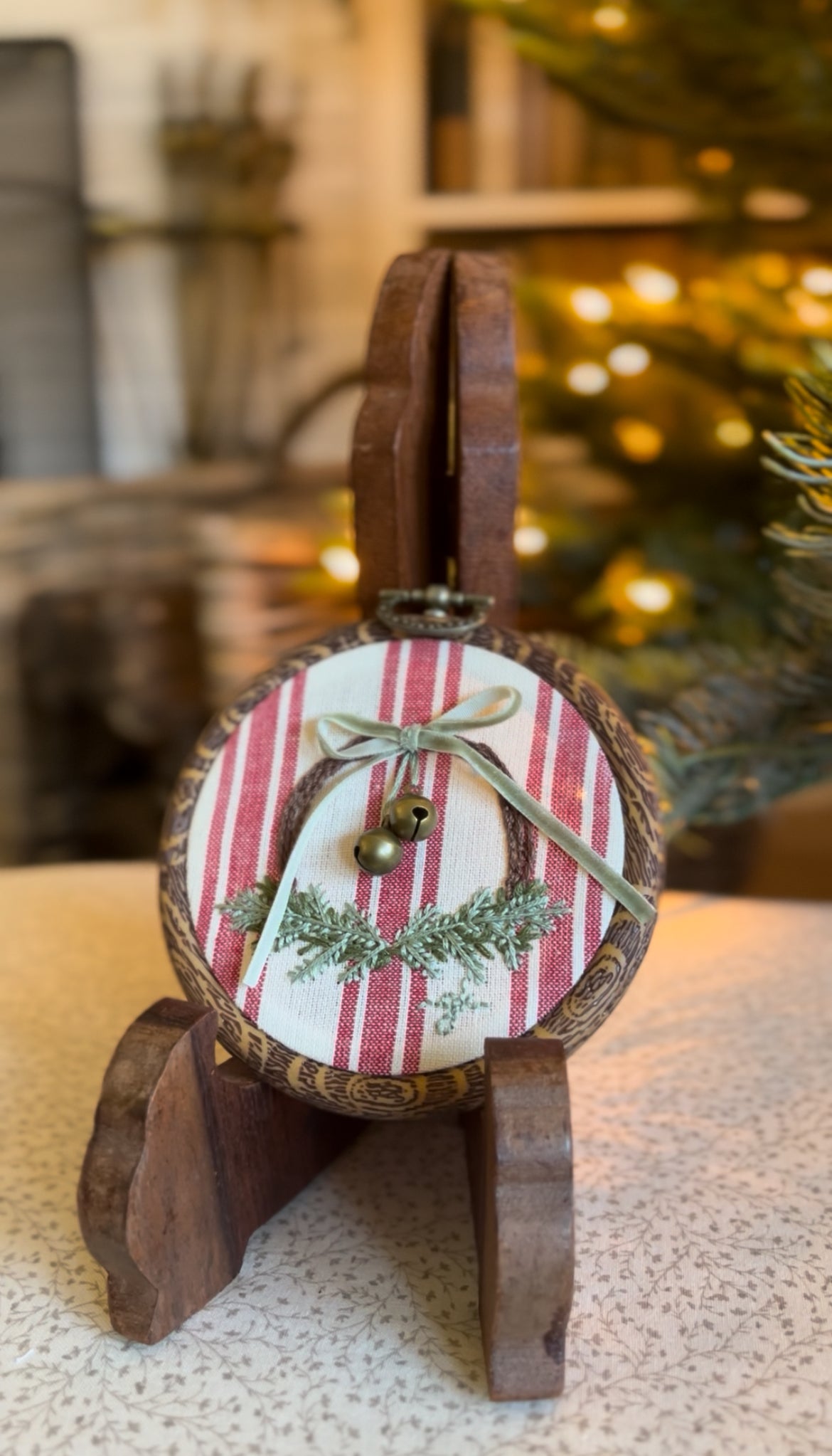 Small Grapevine Christmas Wreath Embroidery Magnet