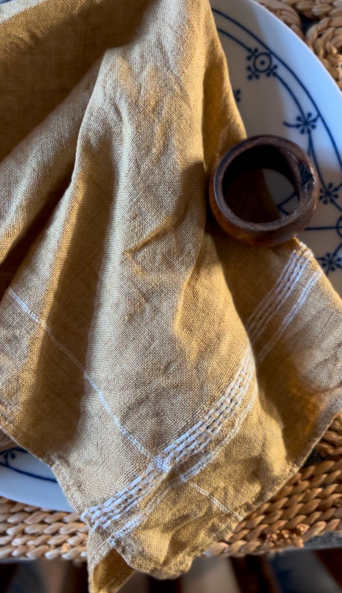 Set of 4 Pale Yellow Linen Napkins with Wooden Napkin Rings