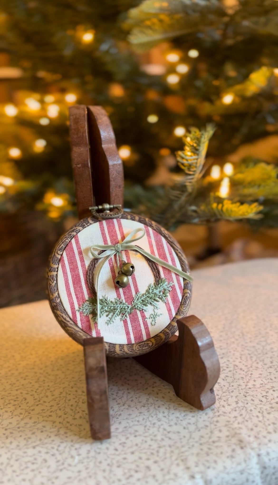 Small Grapevine Christmas Wreath Embroidery Magnet