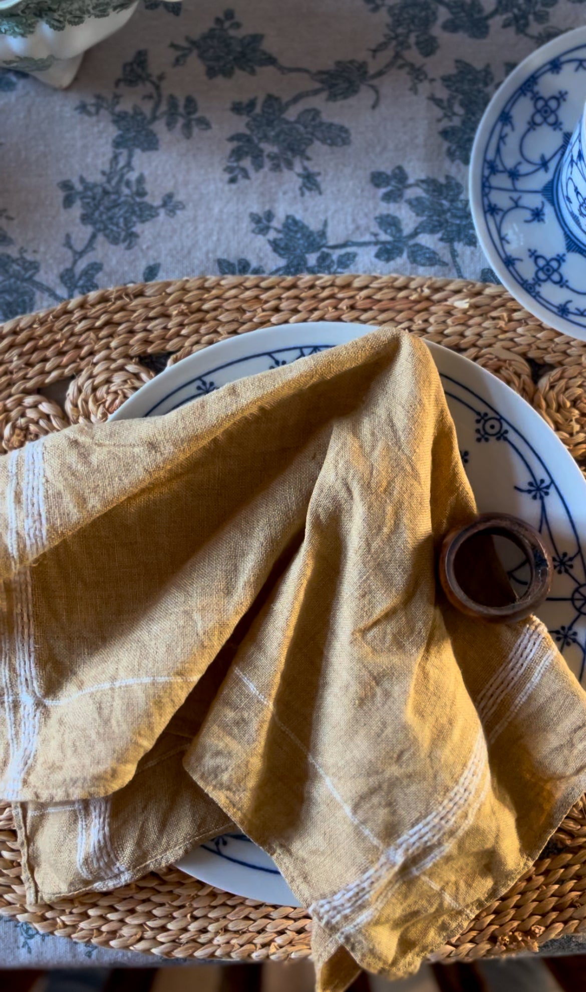 Set of 4 Pale Yellow Linen Napkins with Wooden Napkin Rings