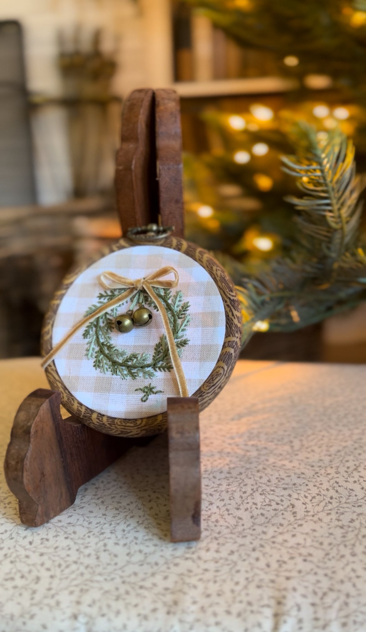 Small Christmas Wreath Embroidery Magnet