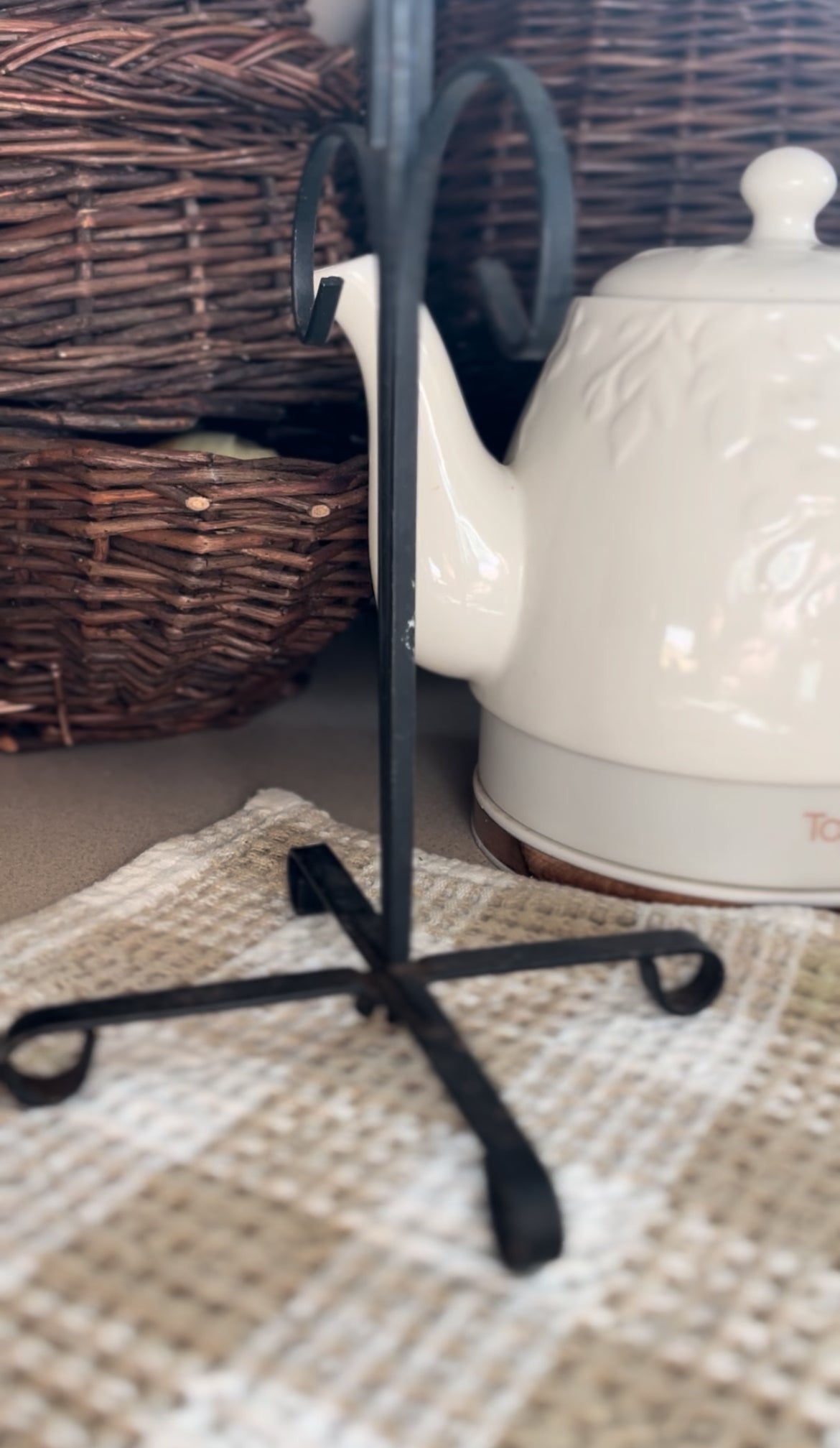 Black Metal Mug Rack