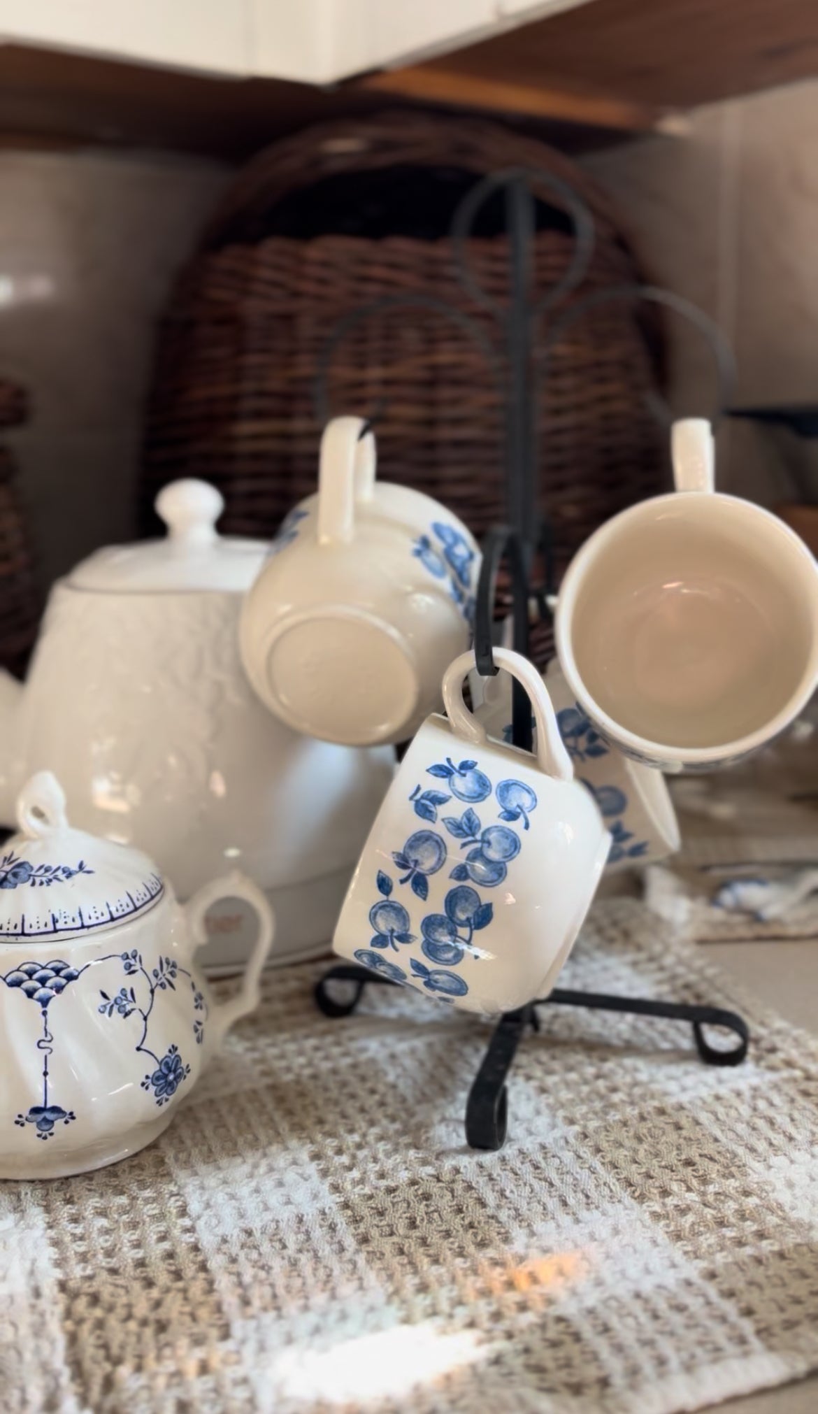 Black Metal Mug Rack