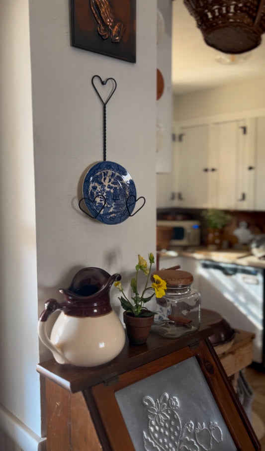 Wire Heart Plate Holder (blue willow plate included)