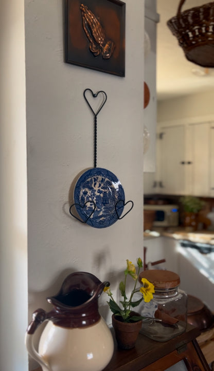 Wire Heart Plate Holder (blue willow plate included)