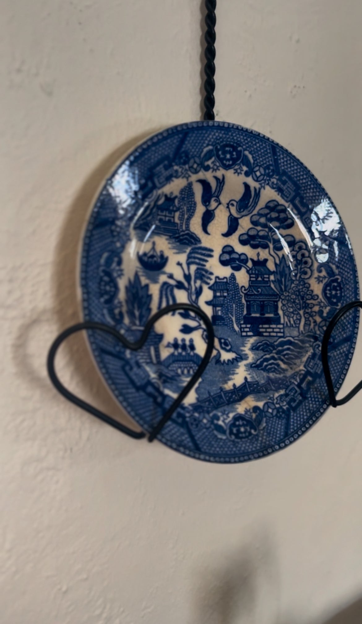 Wire Heart Plate Holder (blue willow plate included)