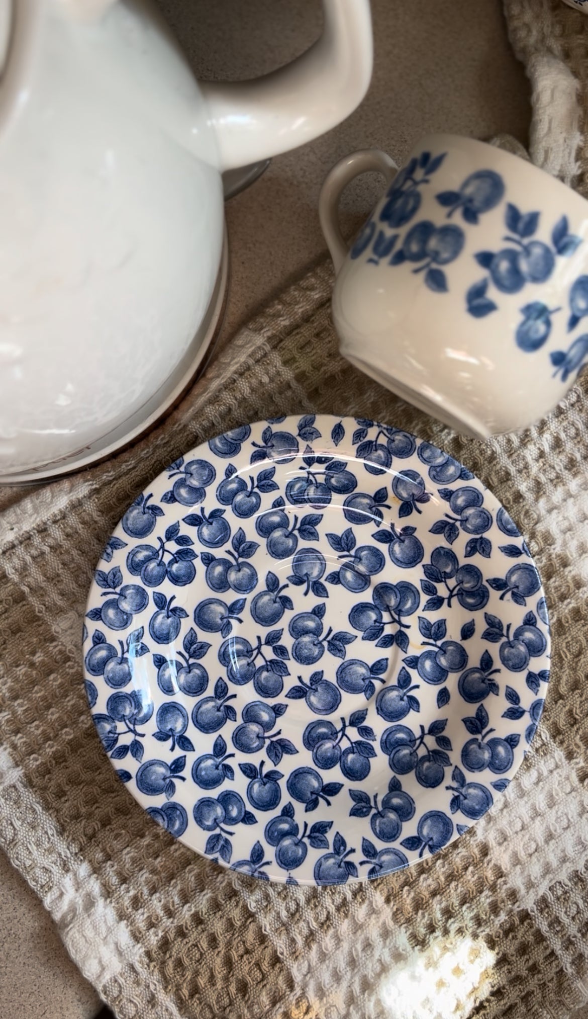 Set of 4 English Ironstone Tableware (EIT) Blueberry Patterned Teacups and Saucers made in England