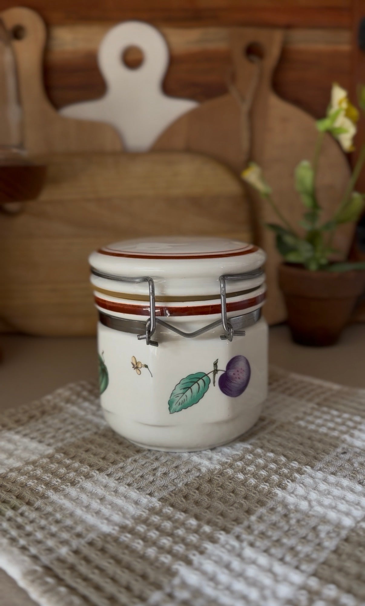 Small Cottage-Style Canister