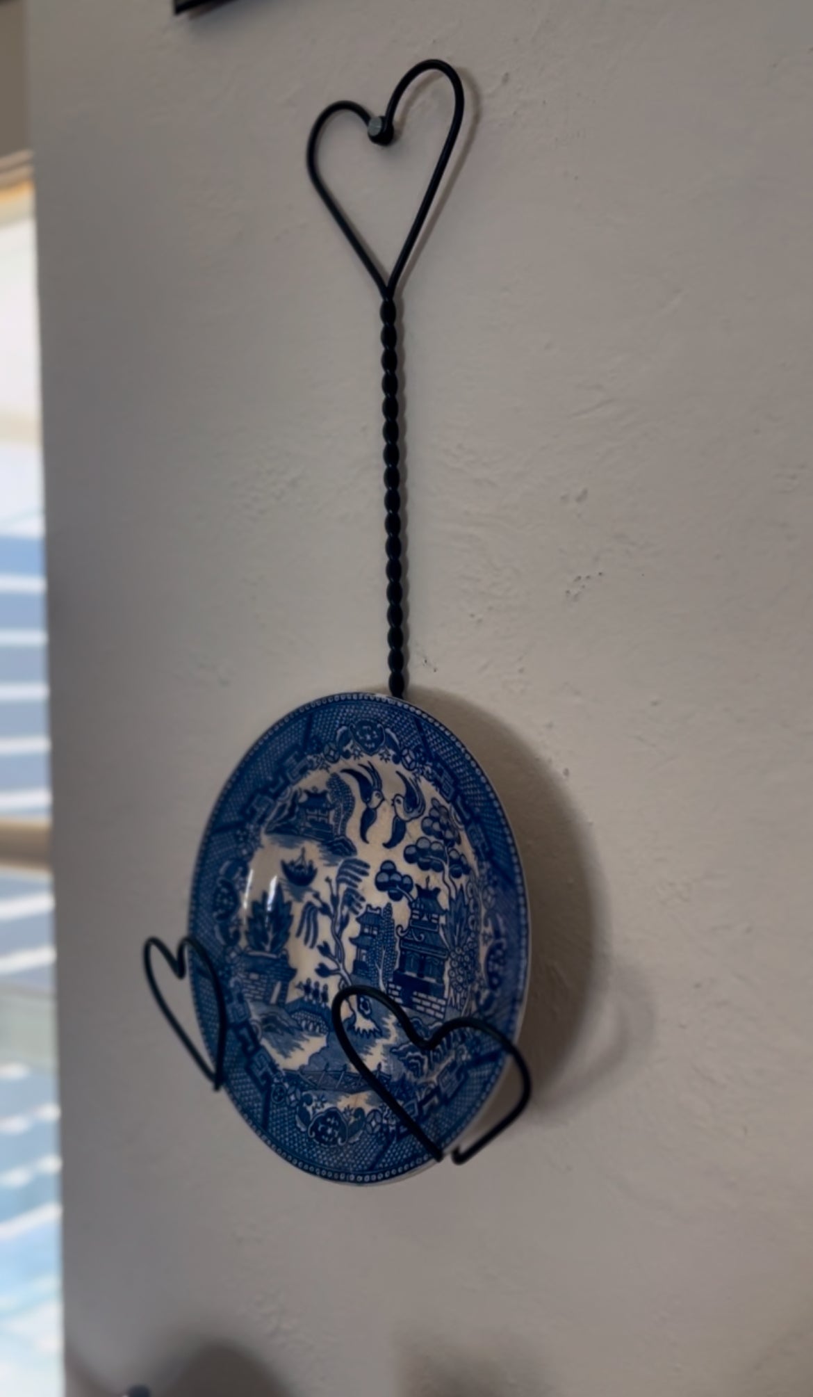 Wire Heart Plate Holder (blue willow plate included)
