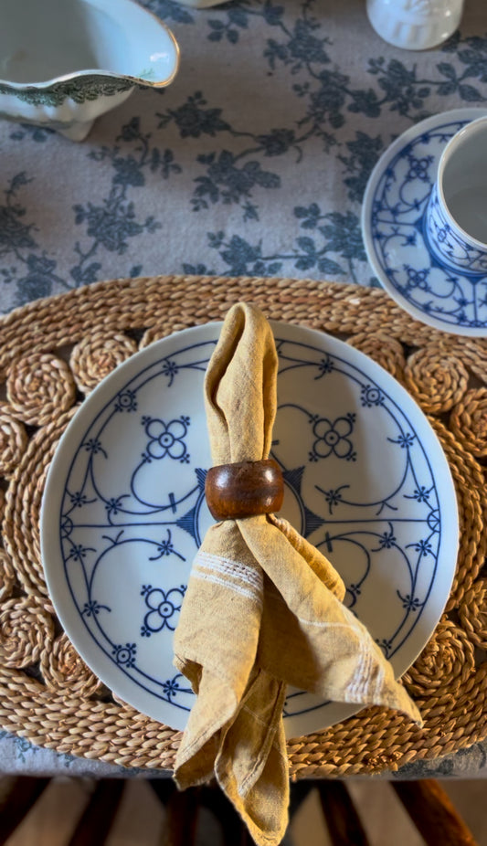 Set of 4 Pale Yellow Linen Napkins with Wooden Napkin Rings